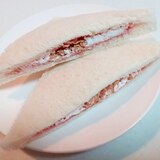 苺ジャム・ホイップ・玄米フレークのサンドイッチ